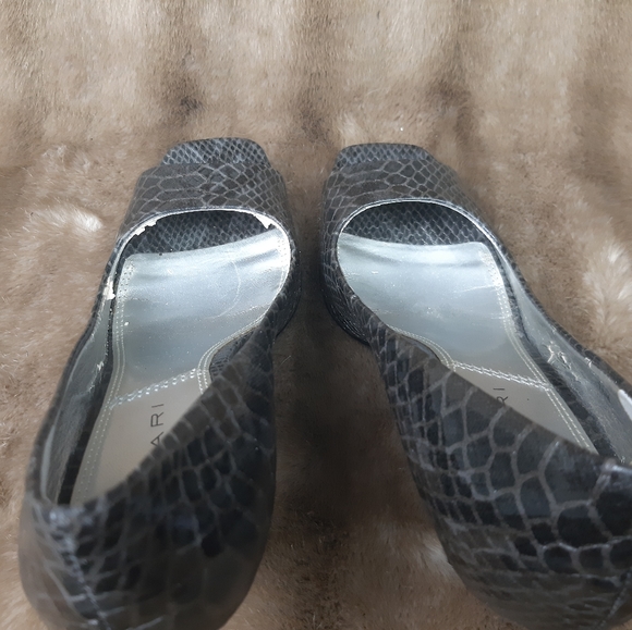 Tahari snake skin -peep toe heels - Picture 9 of 10